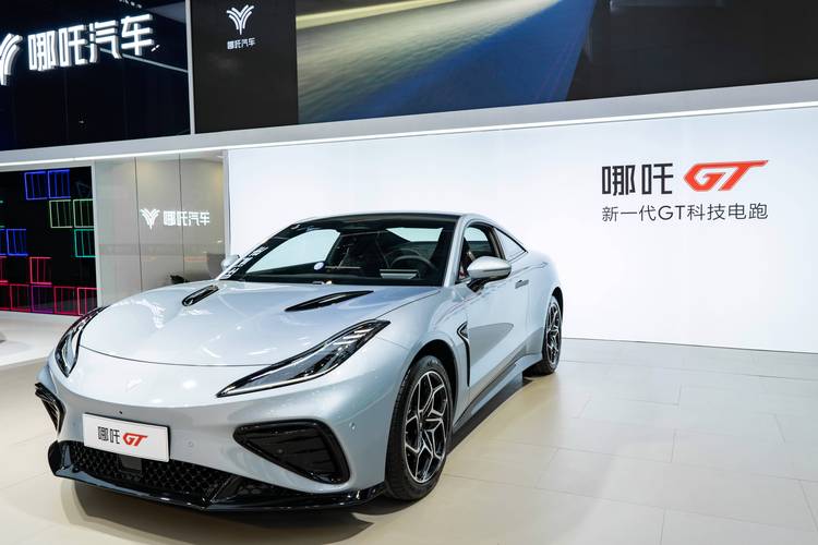 成都238哪吒汽车在智能汽车领域的表现，领途汽车在新能源汽车市场中的影响力